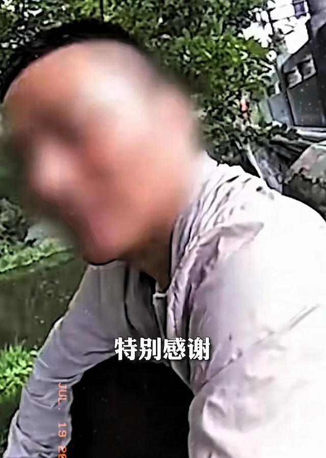 外賣小哥身體不適交警幫送餐 高溫下的溫暖援手