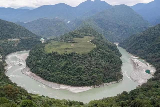 不建高壩,，雅魯藏布江下游水電站開建，為何采用截彎取直隧洞引水