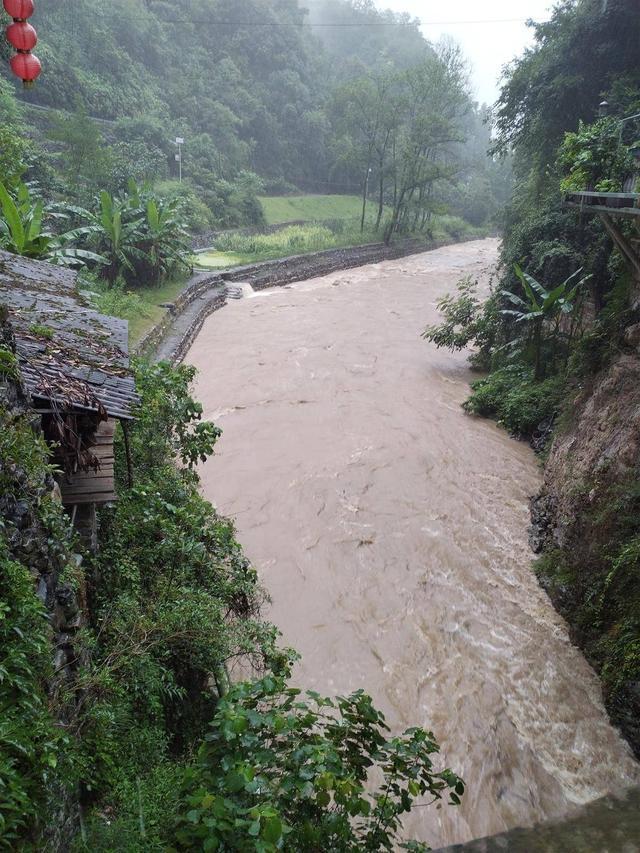 村干部暴雨夜1小时转移33人 紧急行动保平安