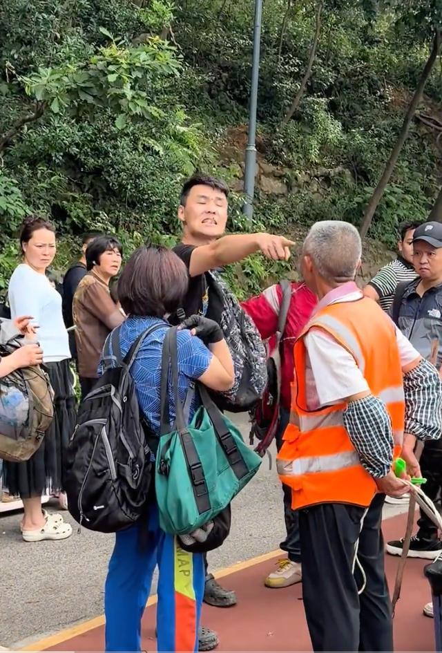 工作人员管理猴子被游客指责 游客过激反应引争议