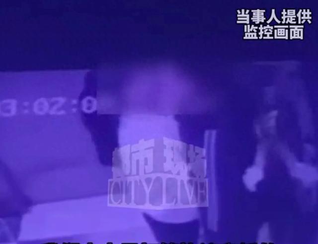 孩子撞见爸爸出轨被赶出家门 家庭破碎的心痛