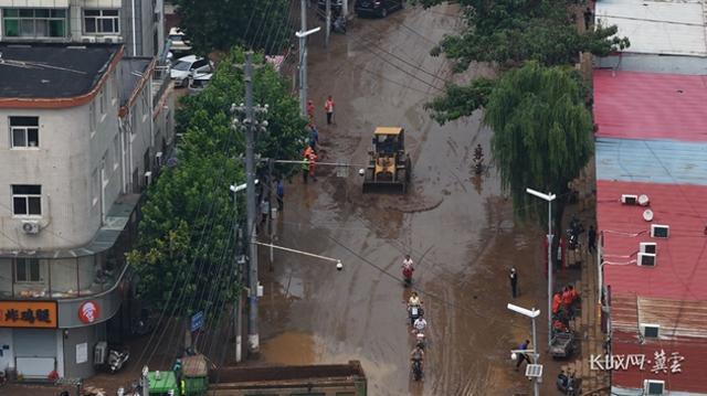 河北阜平奋战清淤主干道已恢复通车 紧急行动保障畅通
