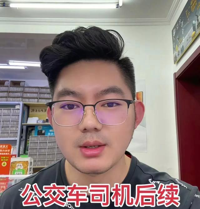 老人携带不明液体乘公交被拒 醋精酱油惹争议
