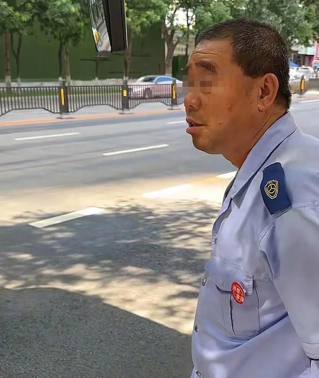 老人携带不明液体乘公交被拒 醋精酱油惹争议