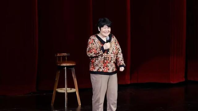 房主任:我是没有退路才努力爬上岸 从农村到脱口秀舞台的逆袭之路
