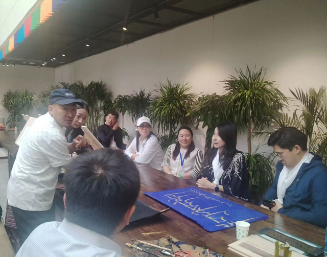 郭晶晶和霍启刚两人手拉手同游西藏 甜蜜之旅引发关注