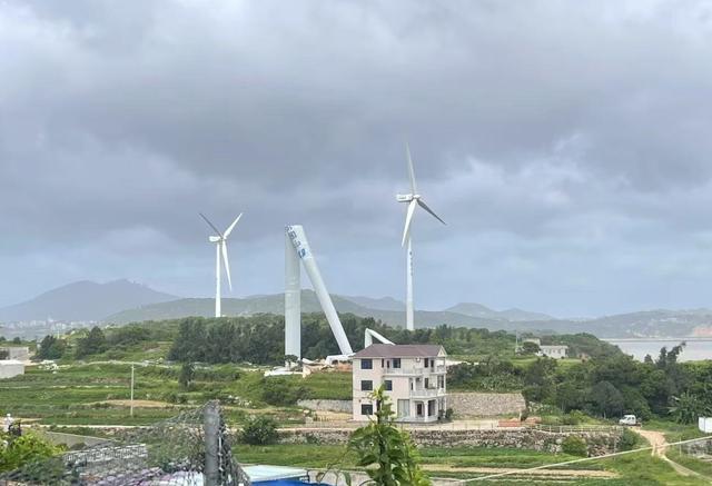 台风杨柳肆虐 车辆被飞落铁皮架砸中 多地险情频发