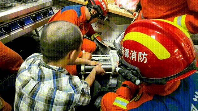 男子被布料压住 家人拼命救人