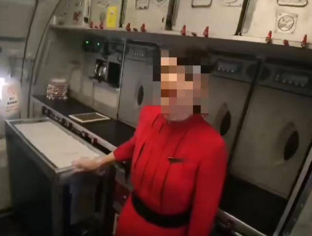 川航女空乘被骚扰离职 白金卡旅客摆餐事件引发关注