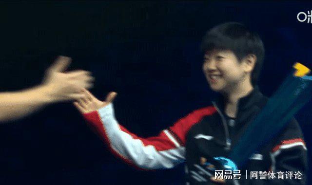 球拍被踩后安然无恙 莫雷加德捡起来亲吻