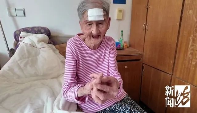 98岁老人头上长皮角自行剪除 后果严重引发紧急救治
