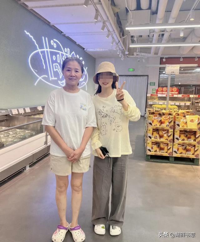 演员迟蓬现身北京面包店，休闲装扮也优雅，本人好温柔 亲切如邻家大妈