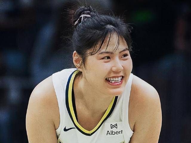 养伤中的李月汝更新社媒 晒手势舞展状态