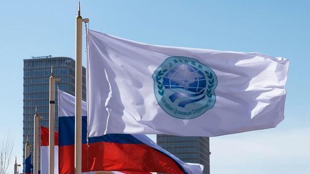 莫迪拉着普京的手进入上合峰会大厅 地缘政治赛点显现