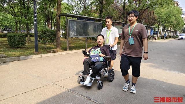 轮椅男孩考上研 师生组团接送报到 用爱铺就求学路
