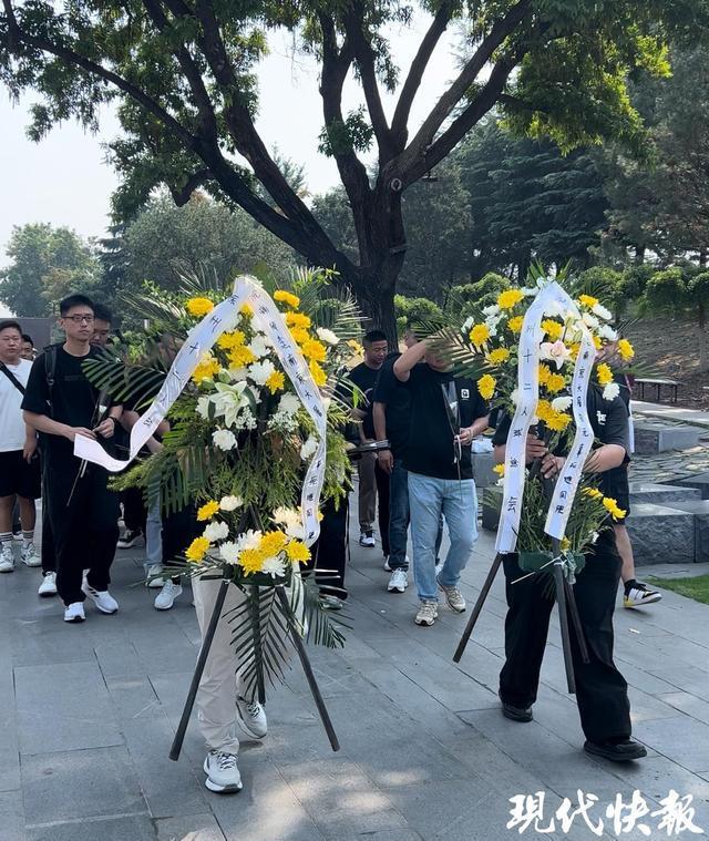 苏超赛前徐州球迷前往纪念馆献花 缅怀遇难同胞