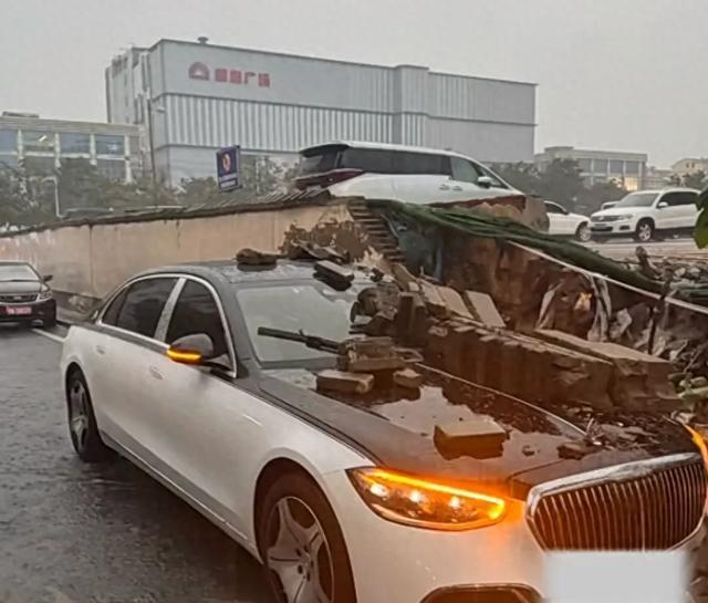 围墙倒塌砸中迈巴赫 车主发声