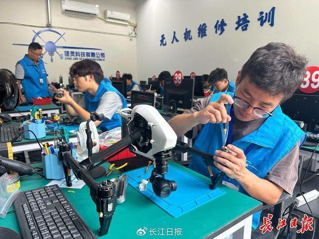 33岁女子维修无人机年入超500万 从销售转行维修开启新商机