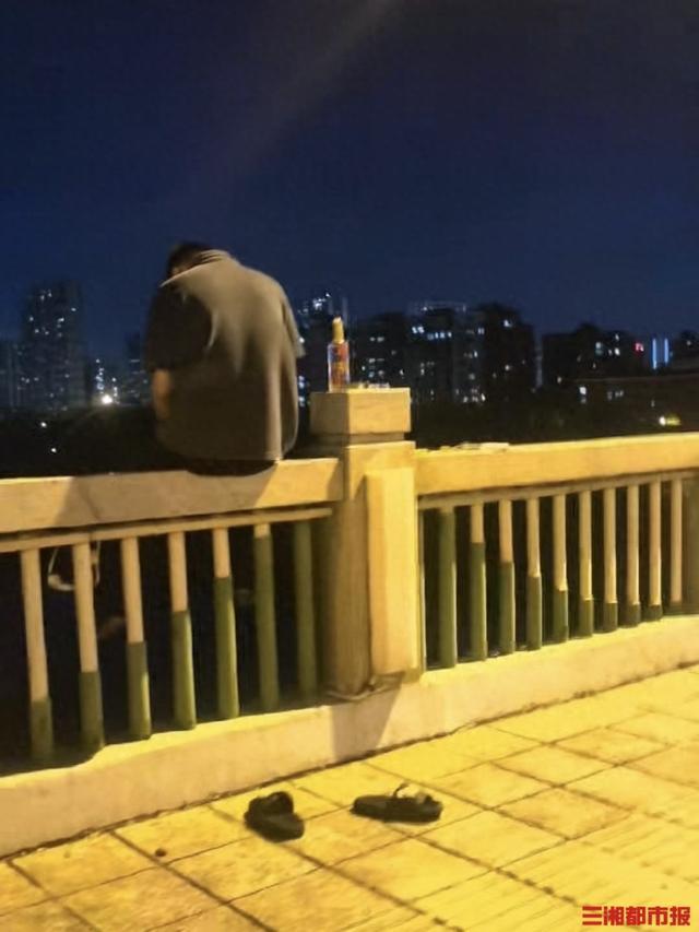 小伙欲轻生 退伍军人一把抱住