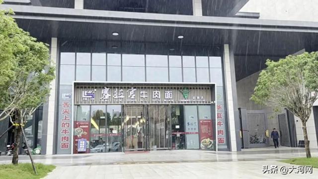 山西一小区大门交房后变牛肉面馆