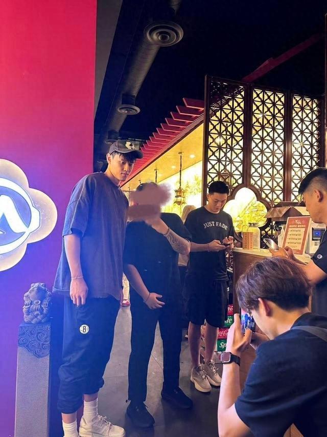 曾凡博已穿上篮网训练服！人都网友在曼哈顿偶遇胡明轩小曾：两人都很友好