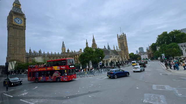 伦敦有100,000多人参加了反移民游行，马斯克呼吁