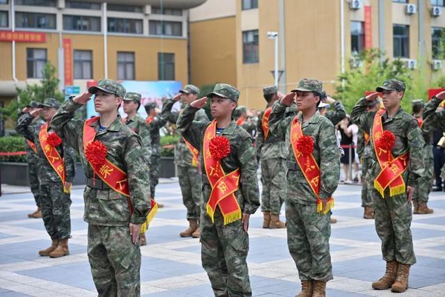 浙江奉化34名大学生新兵启程入伍 热血铸荣光