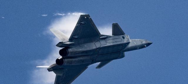 歼20S指挥无人机打预警机 空中作战中枢亮相