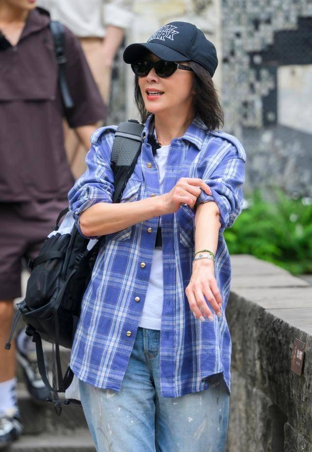 刘嘉玲晒一路繁花合照 与宁静叶童等温馨互动