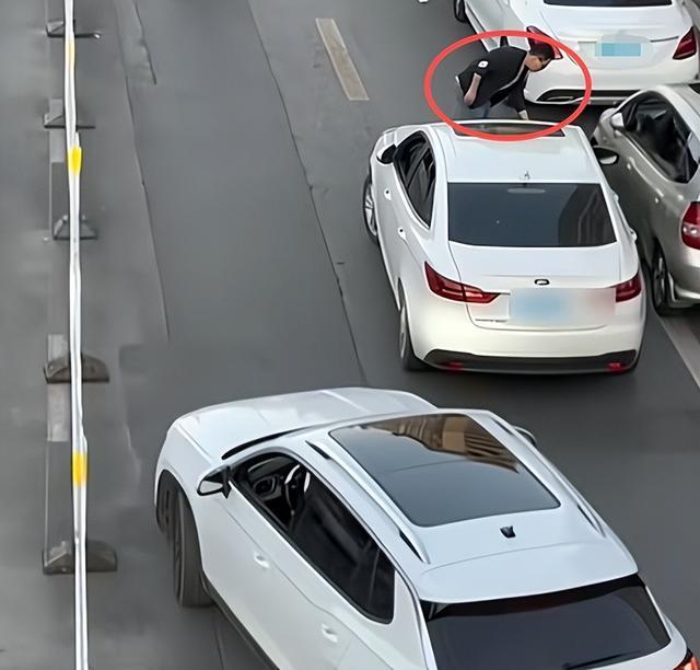 男子车停路中央致街道瘫痪还指挥车 凭一己之力堵死整条街