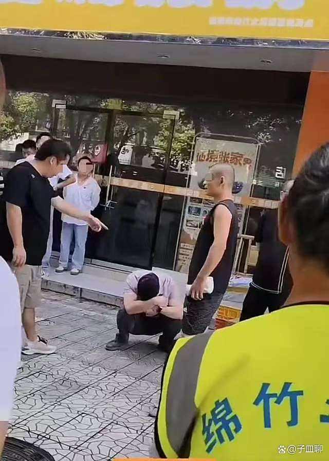 男子公厕偷拍女生被抓捂脸求饶 企业中层身份引争议