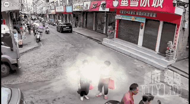 货车失控直接撞向蜜雪冰城门店