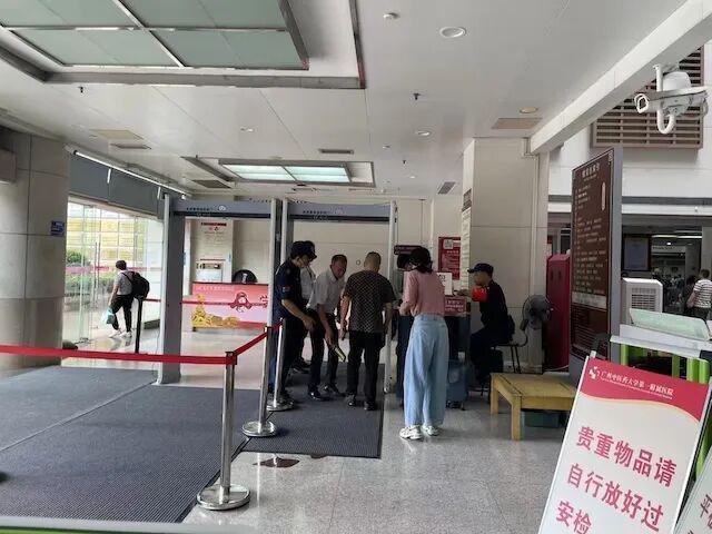 对医院袭击的骨科医生进行现场访问。您可以通