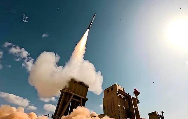 乌媒称伊朗洲际导弹飞行轨迹异常 夜空奇观引发热议