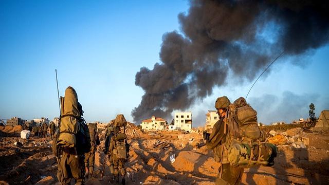 乌媒称伊朗洲际导弹飞行轨迹异常 夜空奇观引发热议