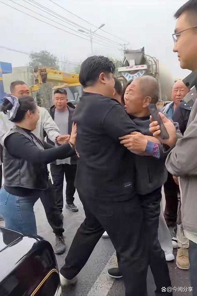 大爷赖在劳斯莱斯车头讨钱：这哪是沾喜气，分明是耍无赖！-有驾