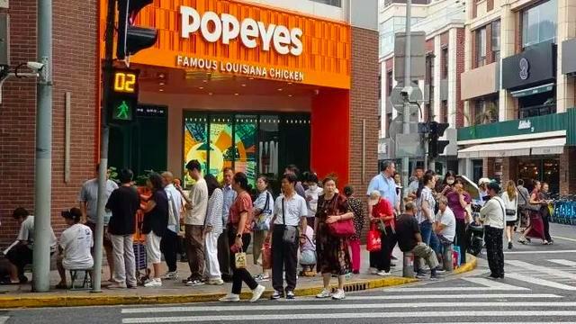 上海光明邨鲜肉月饼排队6个小时 中秋美味抢购热潮