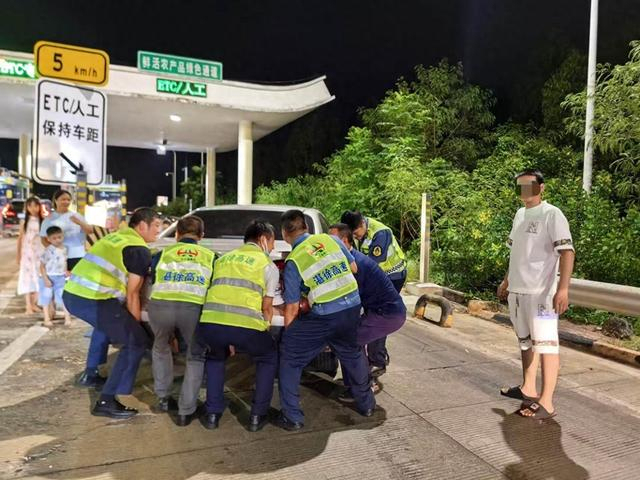 台风夜小车被困收费站 众人助其脱险