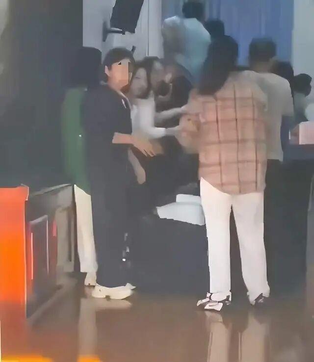 中学通报学生从家长身上踩过 愧疚式教育引争议
