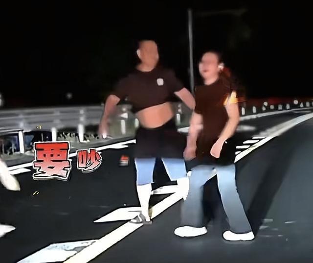 女子路中央拦车被其母一掌打碎眼镜 母亲怒斥救女