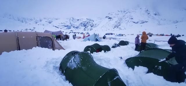 珠峰为何遭遇“同期最强暴雪” 极端天气引发大规模救援