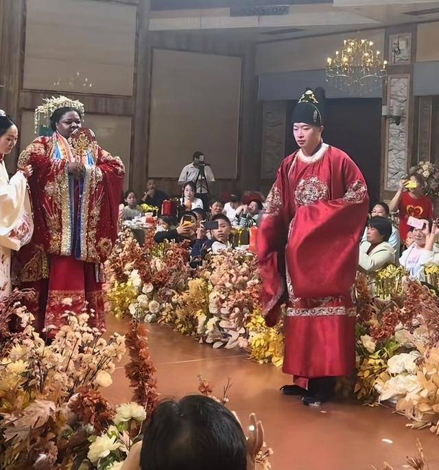 真爱无敌！小伙迎娶47岁黑人大妞 爱情超越偏见
