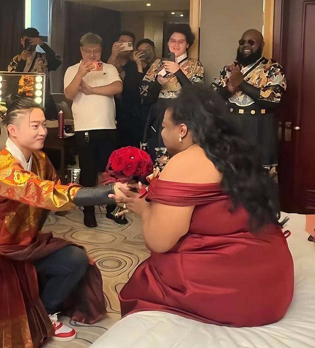 真爱无敌！小伙迎娶47岁黑人大妞 爱情超越偏见