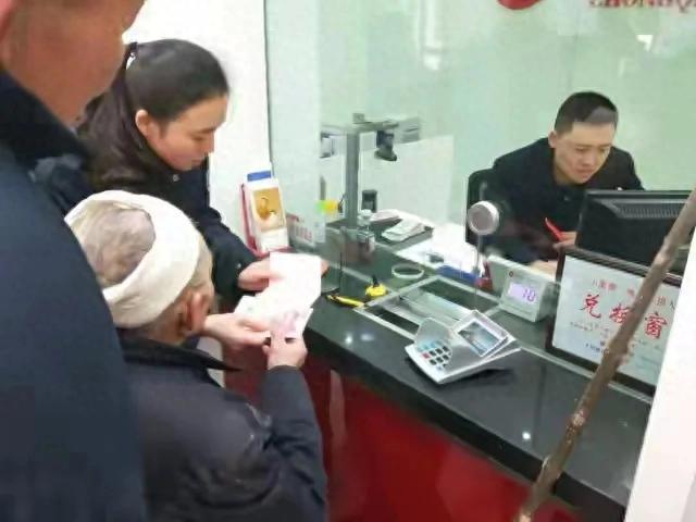 你理解长辈坚持取现金的习惯吗？