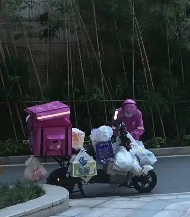 山姆配送员发声 电动车超载隐患引关注