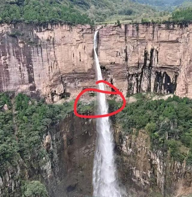 当地回应男子拍照时不慎坠崖 搜救正在进行