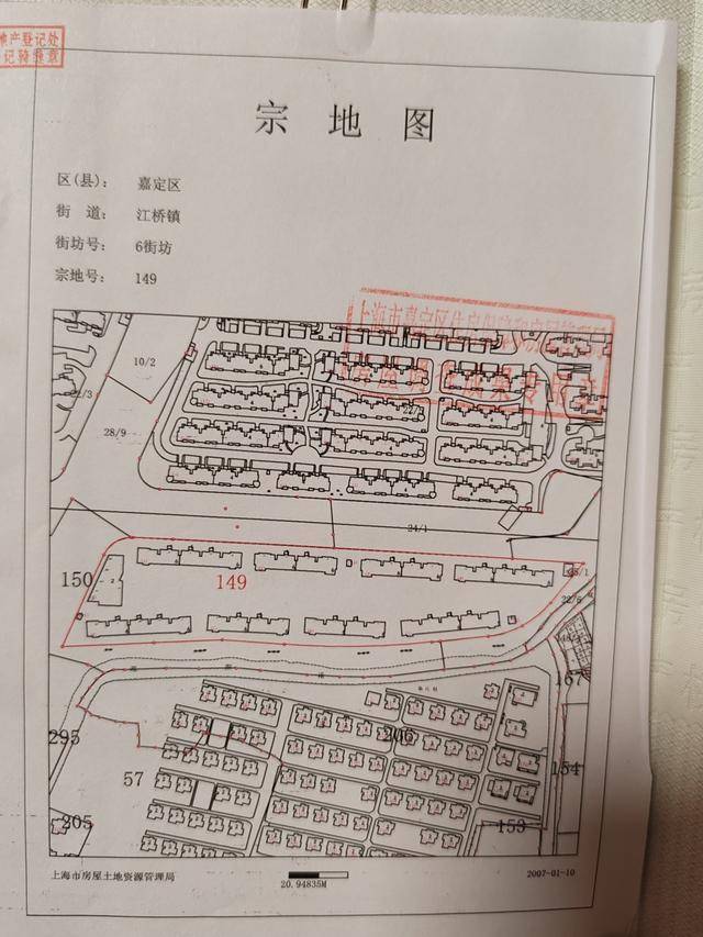 上海一小区内绿化内多处搭建铁皮房 居民呼吁还绿于民