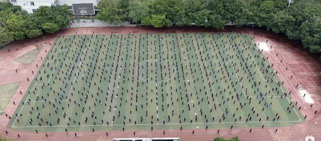 四川1000名学生复刻《三体》名场面 现实版人列计算机燃爆全国