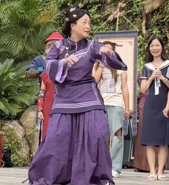 知名女演员被曝在景区打工！照片曝光
