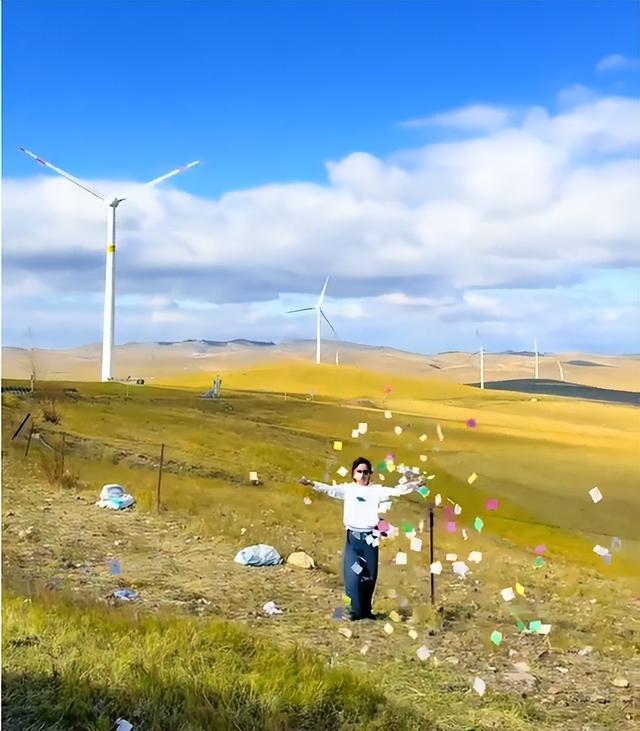 多名男女在草原上跳起“纸片舞” 环保争议引发调查